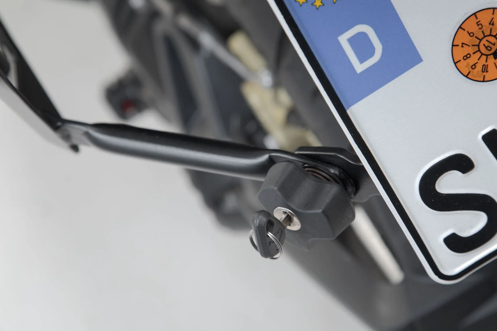 Anti-theft protection for PRO carrier QUICK-LOCK function. 2 matching locks, 2 keys.