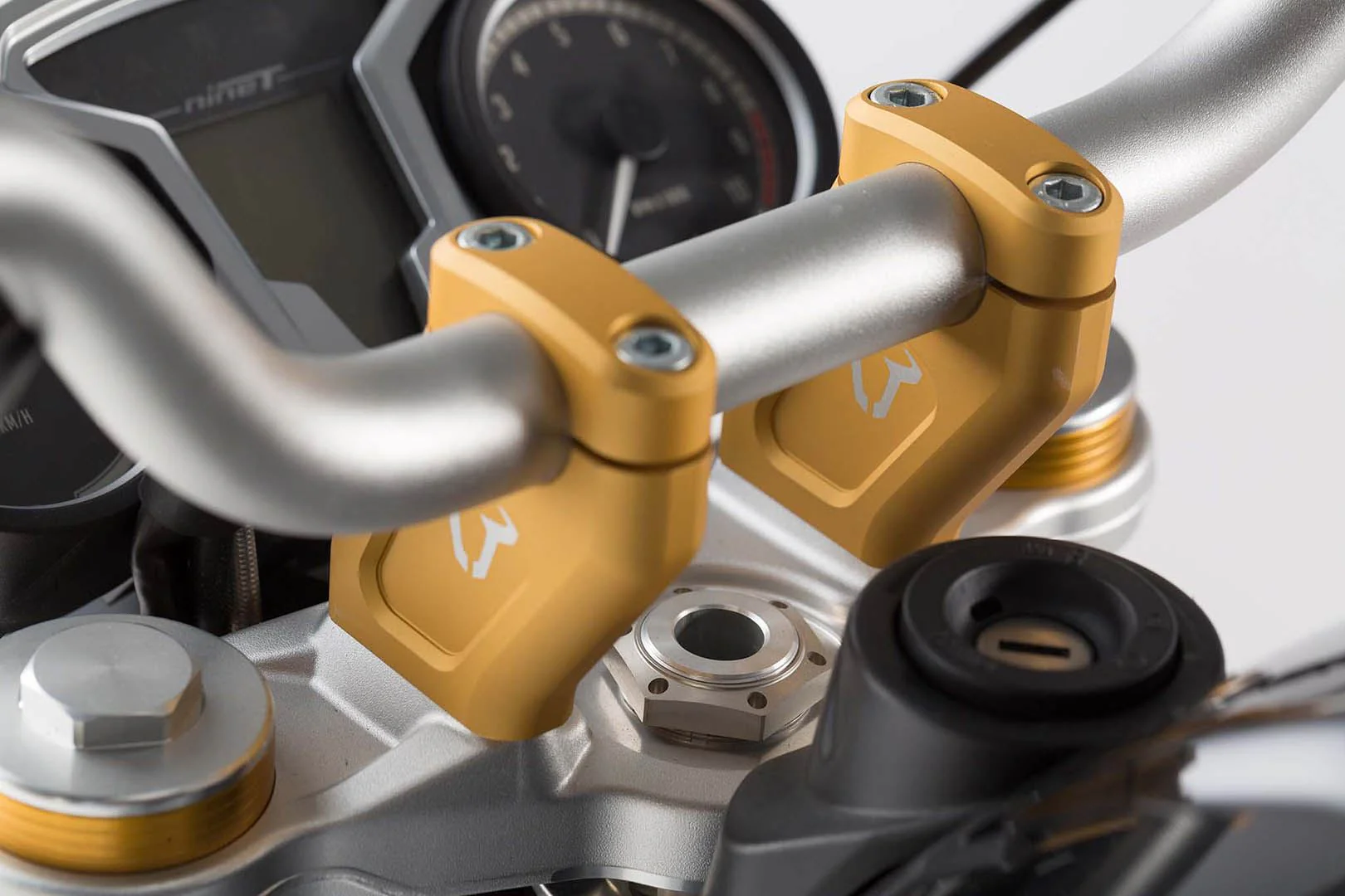 Bar back H=20 mm Back 30 mm BMW R nineT. Golden - Image 3