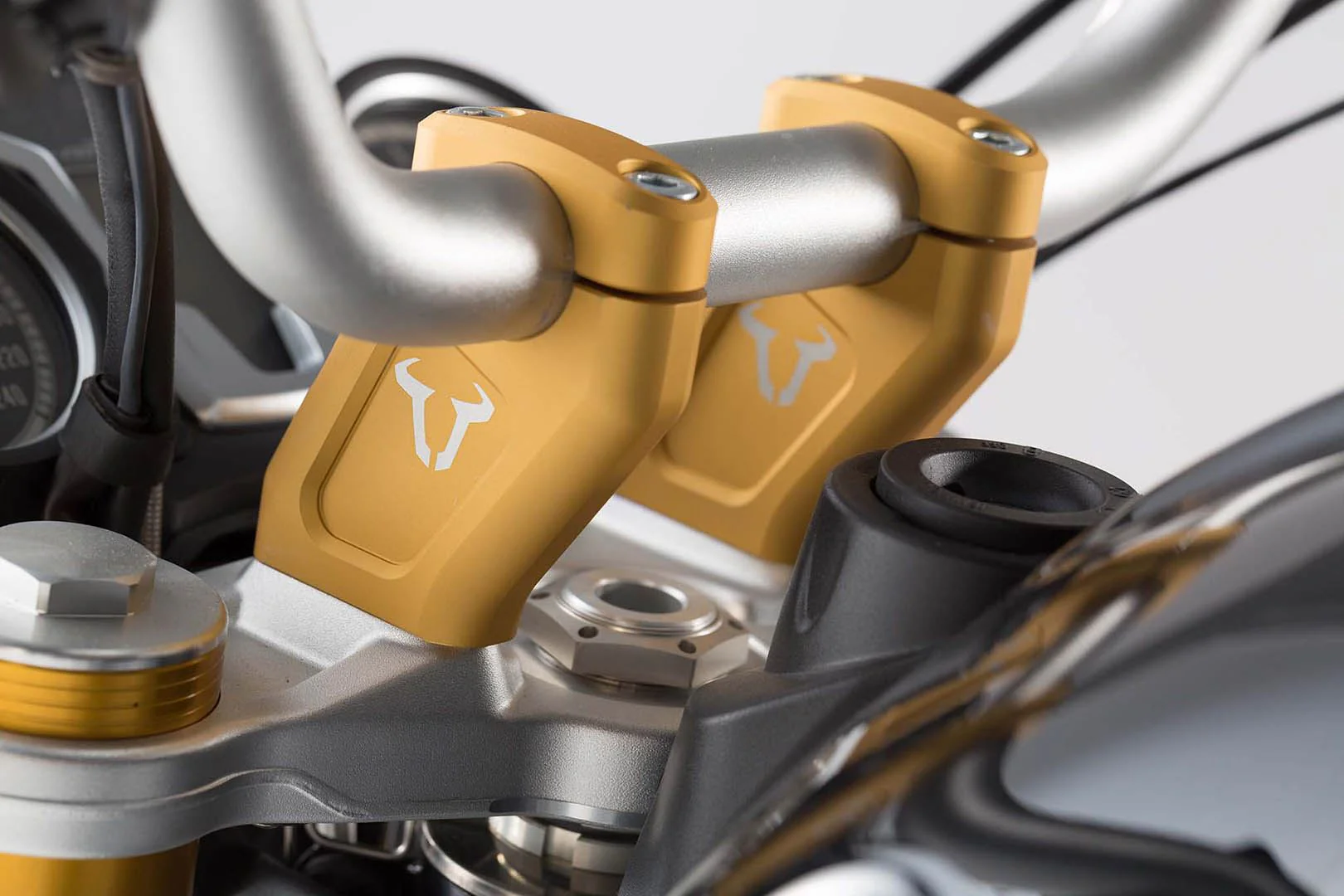 Bar back H=20 mm Back 30 mm BMW R nineT. Golden - Image 5