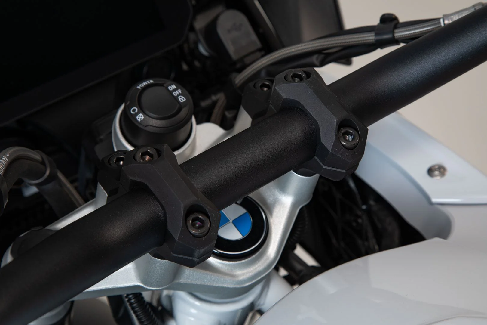 Bar back H=32 mm Back 25 mm BMW models. Black - Image 4