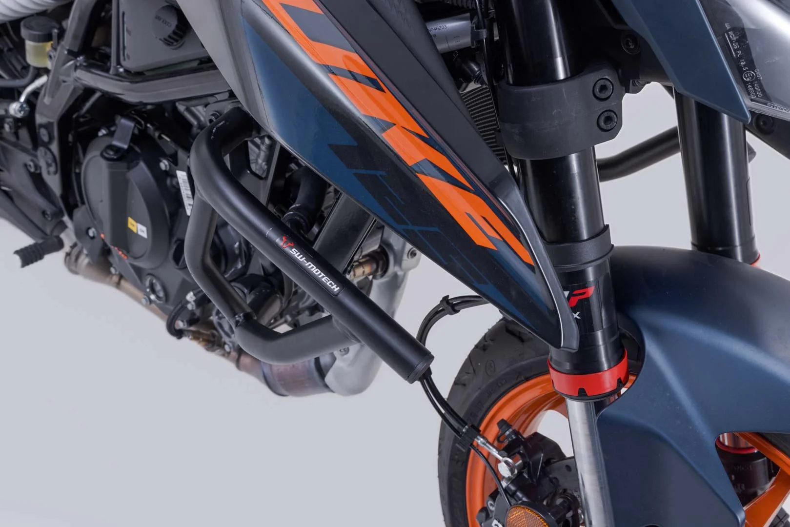 Crash bar Black. 125/390 Duke (23-), Svartpil/Vitpil 401. - Image 5
