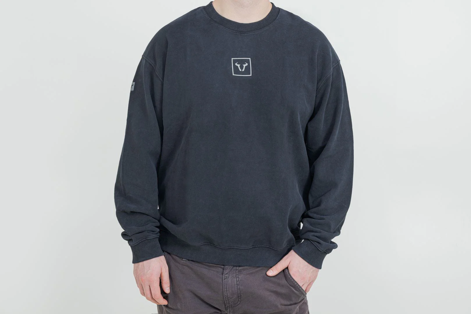 Crewneck Riders Line Dark Grey. Optic Wash. Unisex. Size XS.