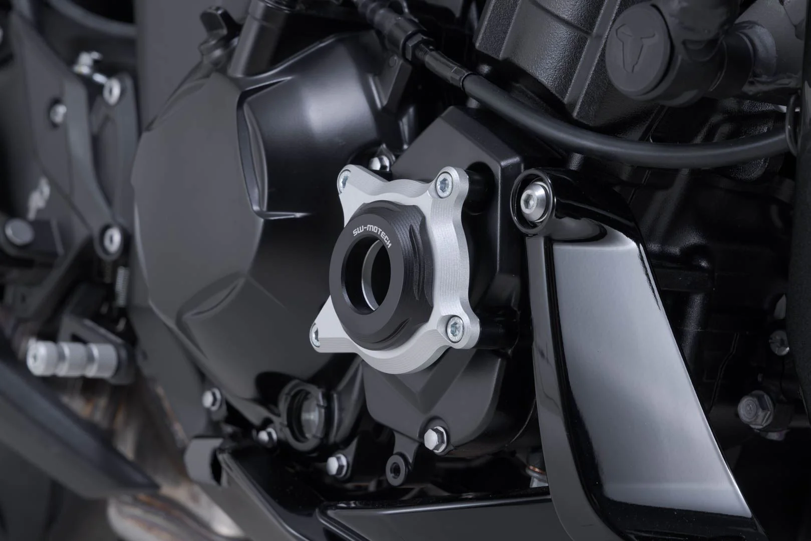 Engine case protector Black/Silver. Kawasaki Z1100 (25-). - Image 2
