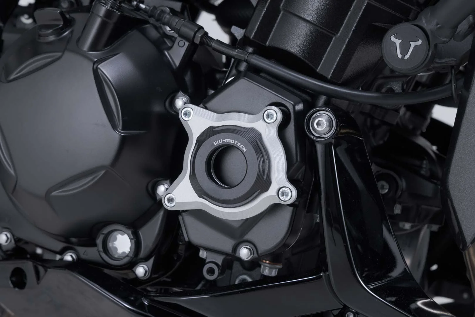 Engine case protector Black/Silver. Kawasaki Z1100 (25-). - Image 3