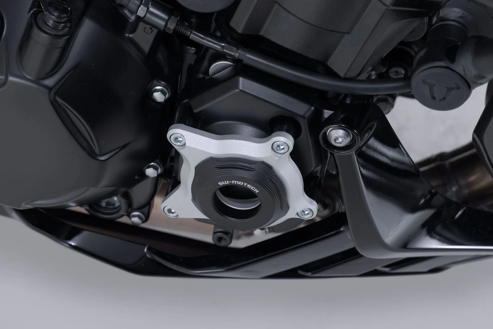 Engine case protector Black/Silver. Kawasaki Z1100 (25-). - Image 4