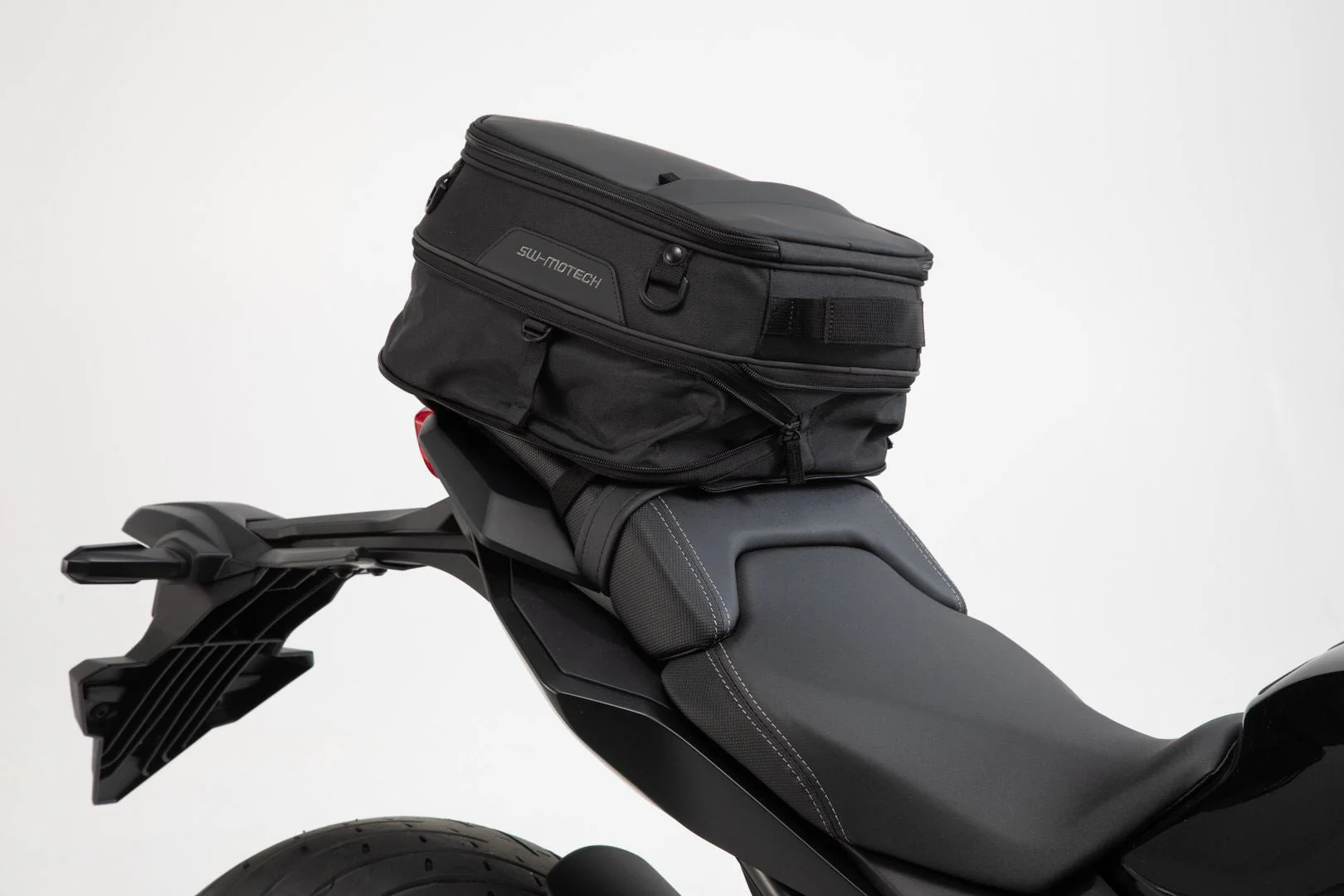 ION S Tail Bag 7-15 litre 600D Polyester / Soft-Vinyl Black - Image 3