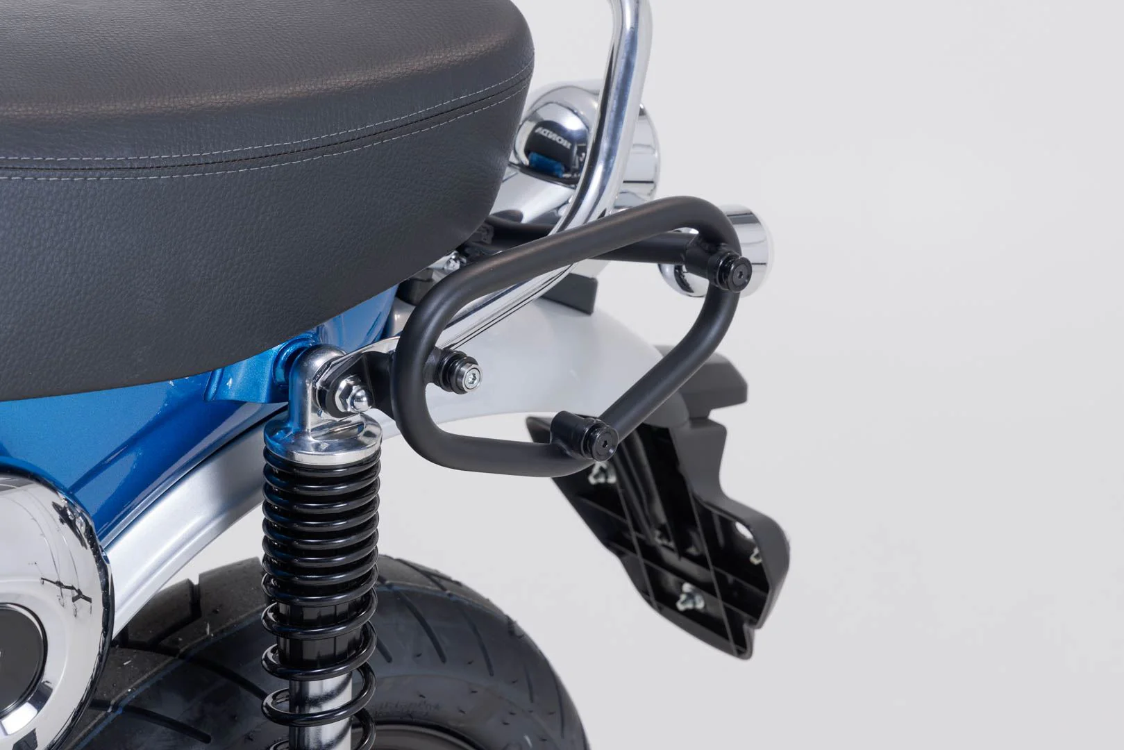 Legend Gear side bag system LC Black Edition Honda Dax 125 (22-). - Image 3