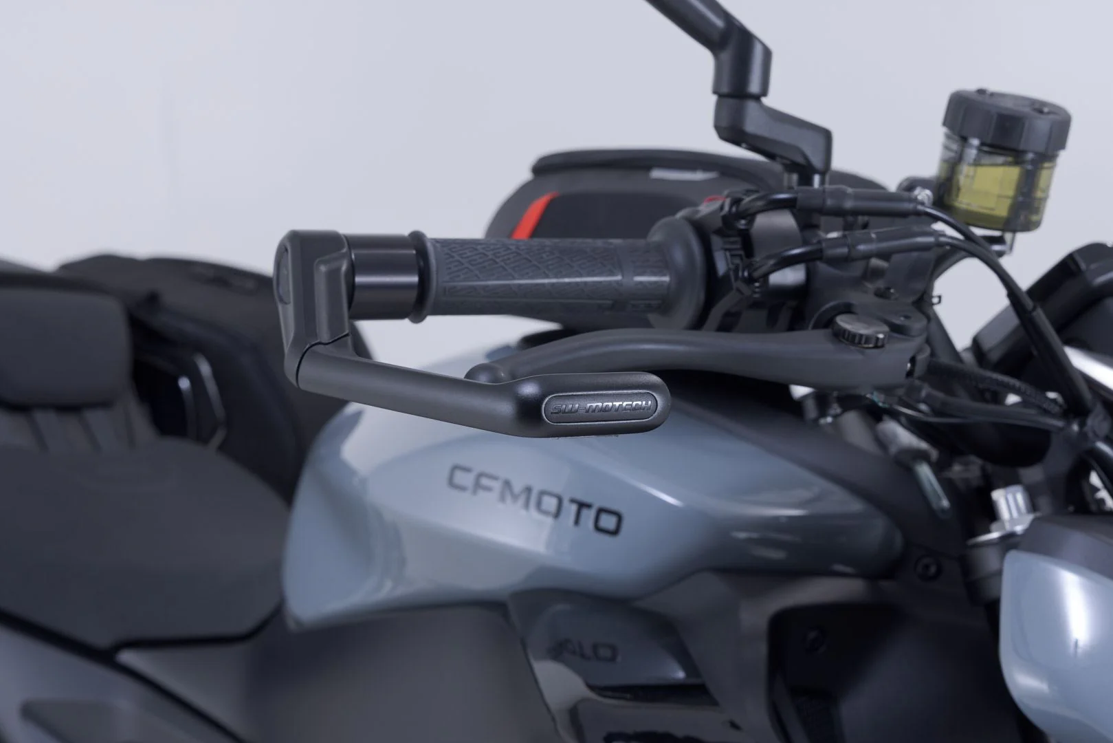 Lever guards Black. CFMoto 675NK (25-). - Image 3