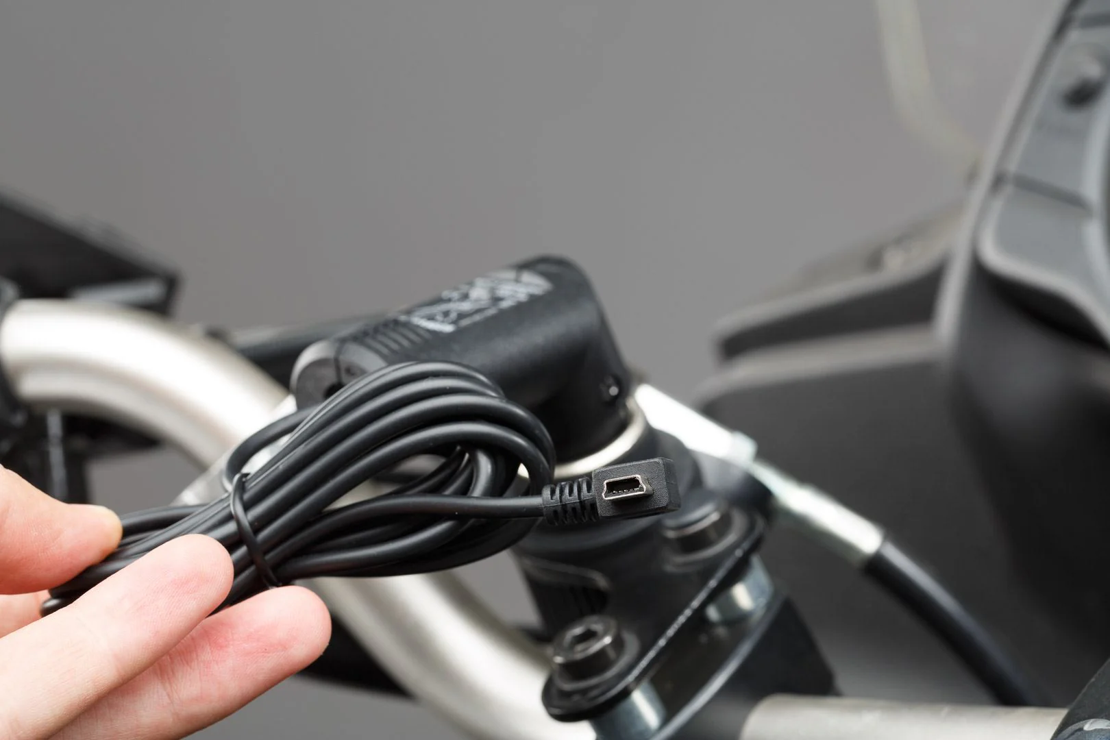 Mini USB charge lead For 12V DIN and cigarette lighter socket 2000 mA - Image 4