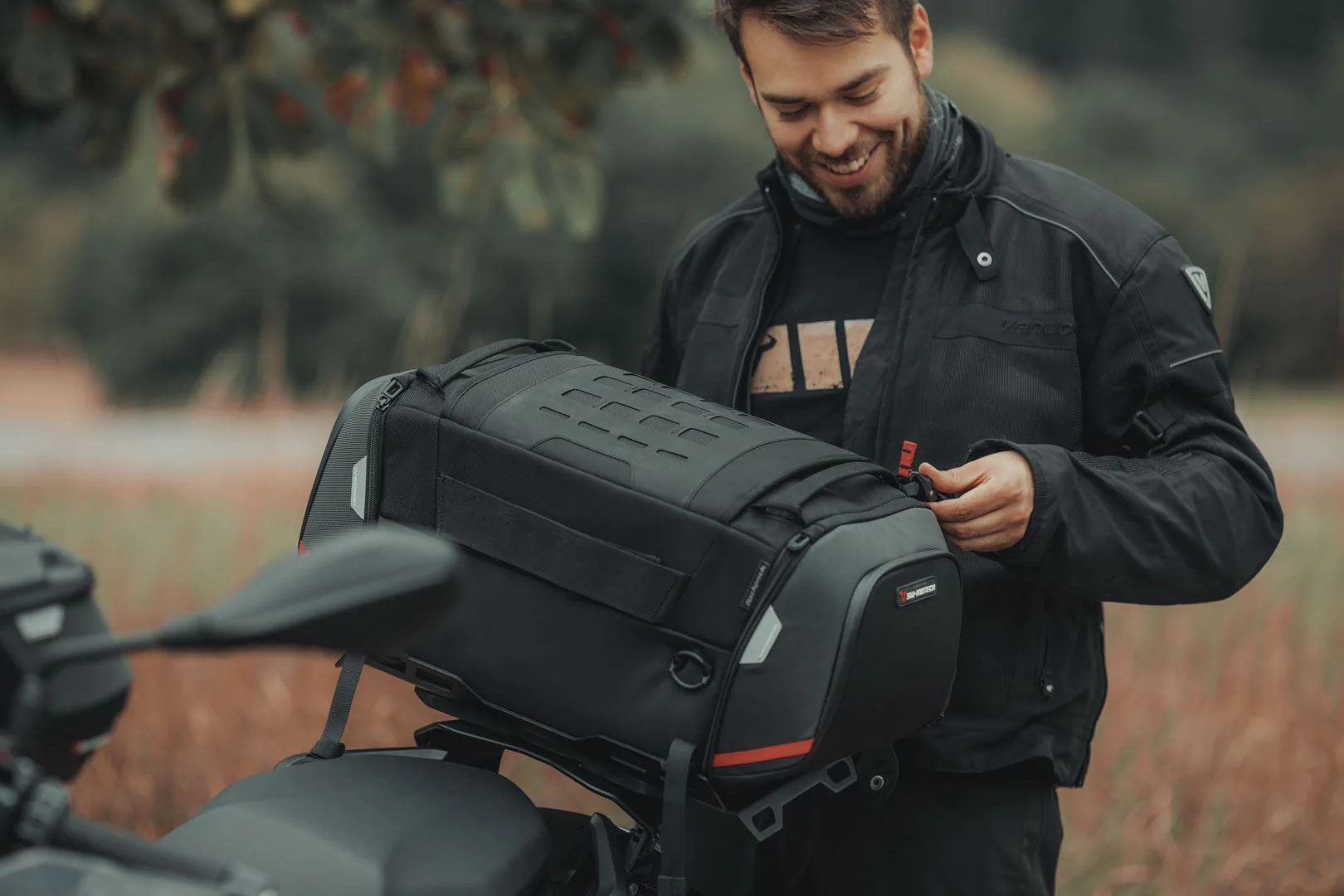 PRO Tail Bag Rackpack 32-42 litre 1680D Ballistic Nylon Black/Anthracite - Image 5