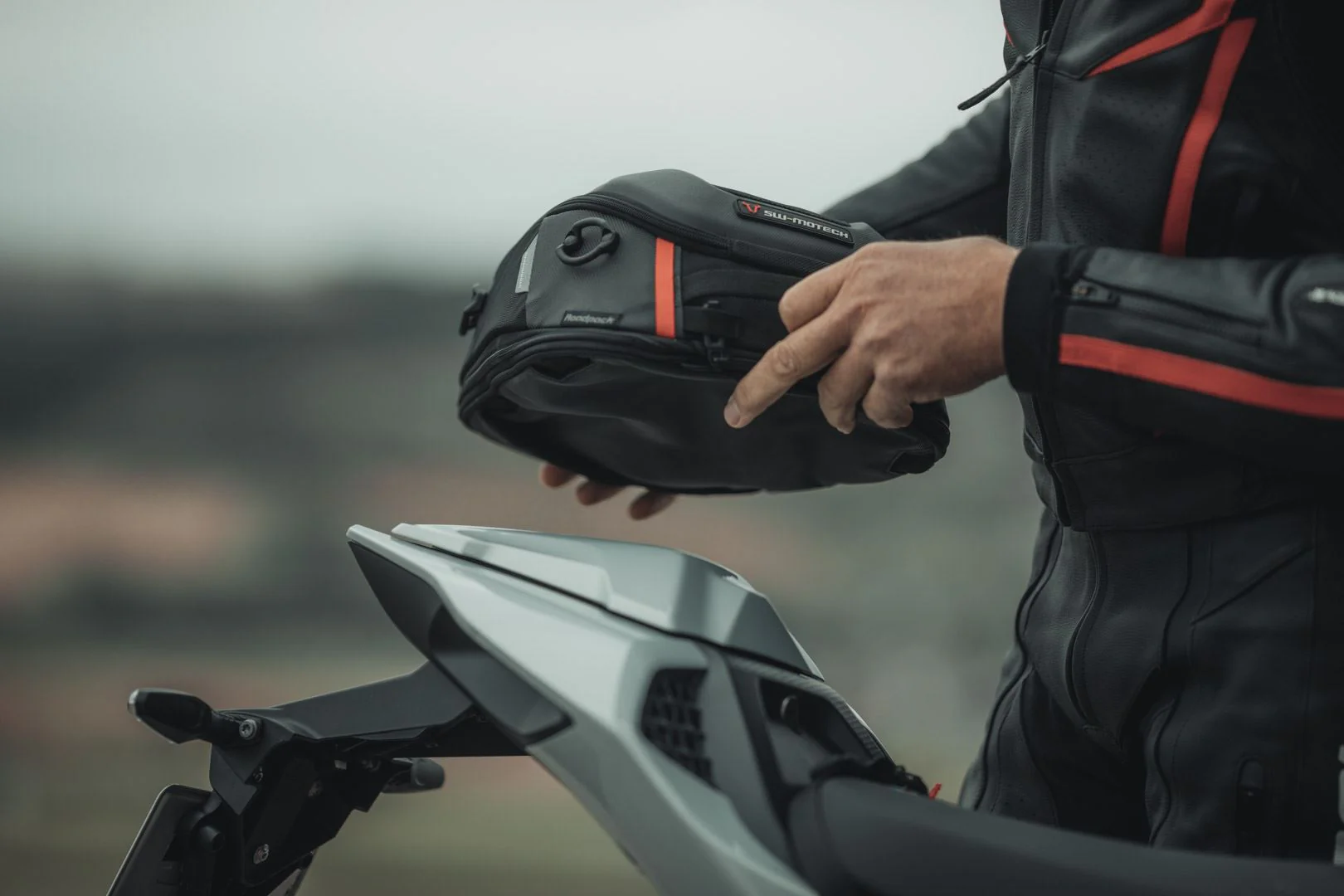 PRO Tail Bag Roadpack 1680D Ballistic Nylon 8-14 litre Black/Anthracite - Image 3