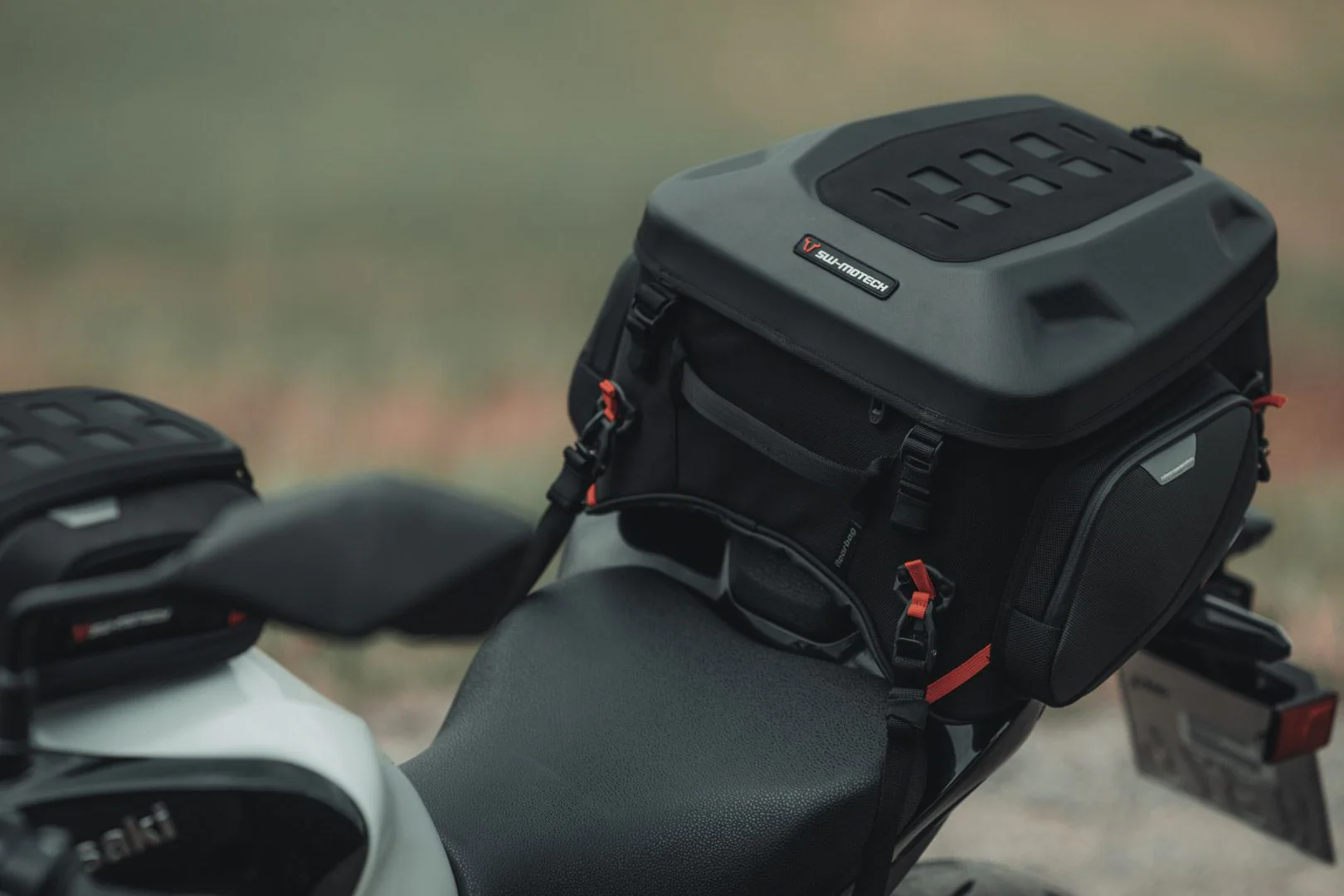 TRAX ADV aluminium case system + Akrapovic Silver. 45/45 l. BMW R 1300 GS Adv. (24-). - Image 4