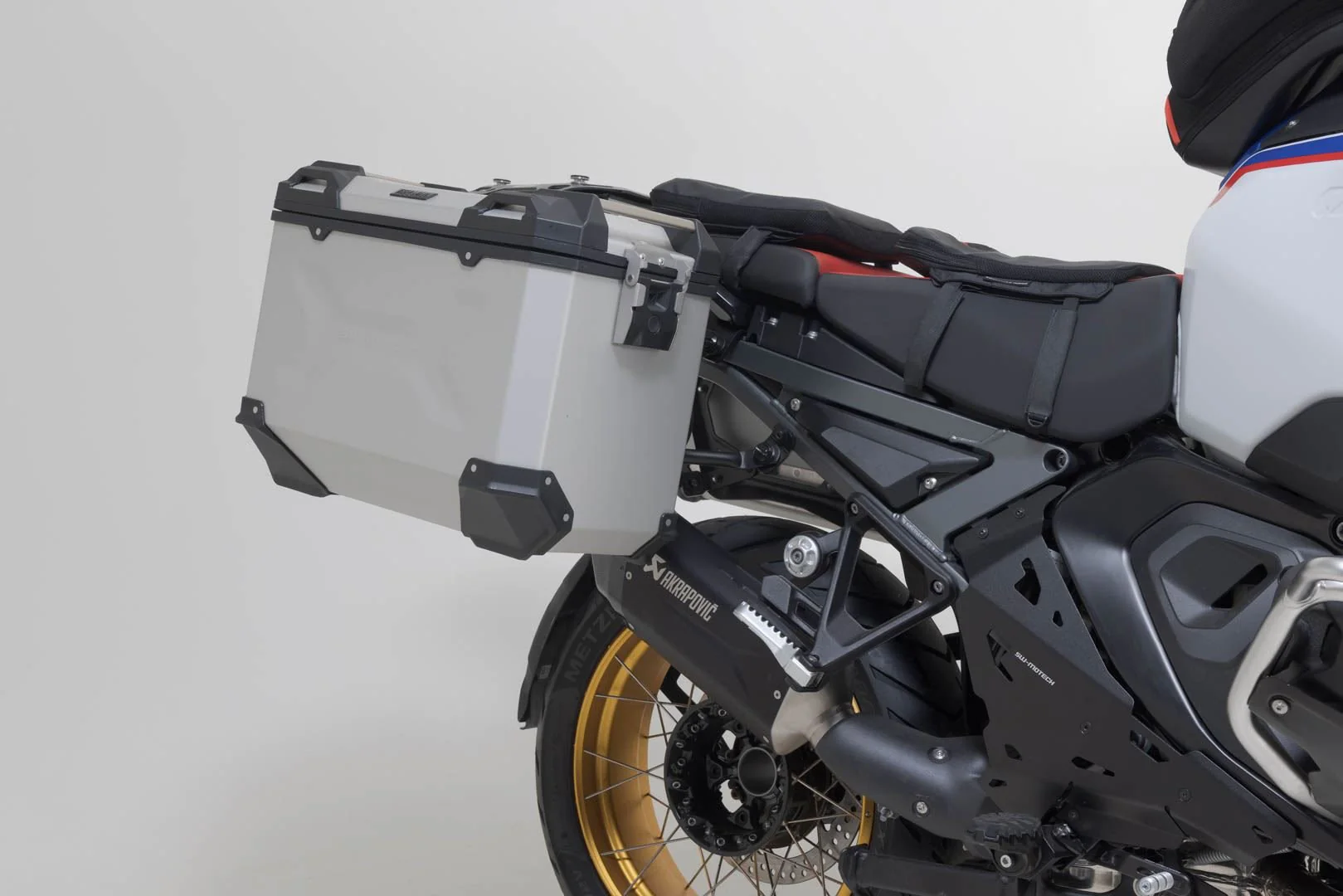 TRAX ADV aluminium case system + Akrapovic Silver. 45/45 l. BMW R 1300 GS Adv. (24-). - Image 7