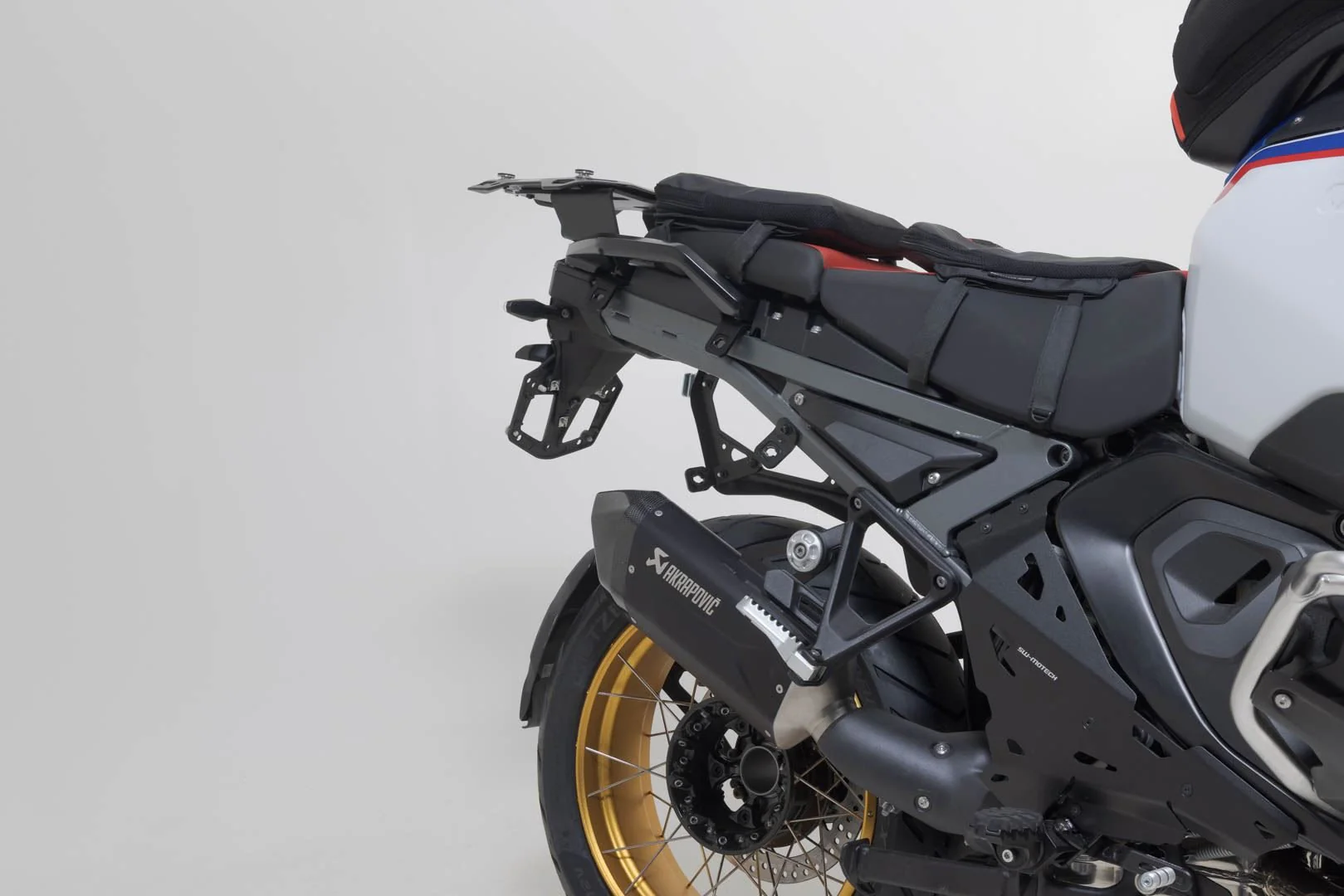 TRAX ADV aluminium case system + Akrapovic Silver. 45/45 l. BMW R 1300 GS Adv. (24-). - Image 8