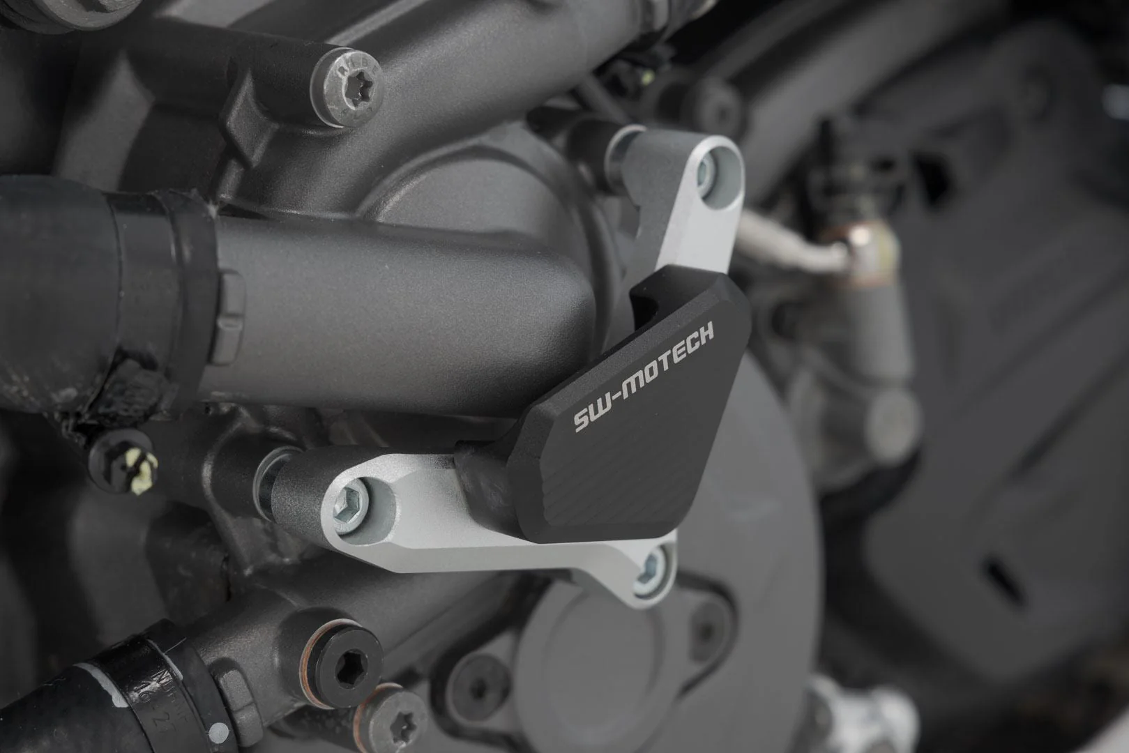 Water pump protection Ducati models. Silver/black - Image 5